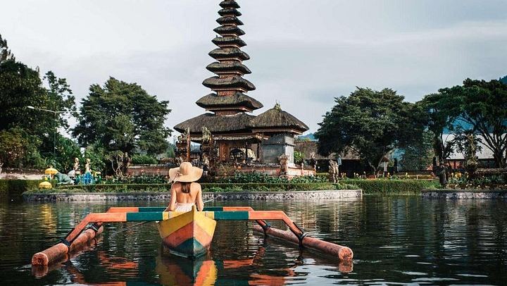Bratan Temple, Handara Gate, Twin Lakes Viewpoint and Banyumala Waterfall Day Tour (3/9)