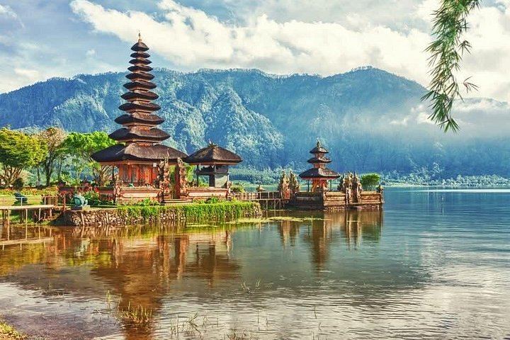 Bratan Temple, Handara Gate, Twin Lakes Viewpoint and Banyumala Waterfall Day Tour (4/9)