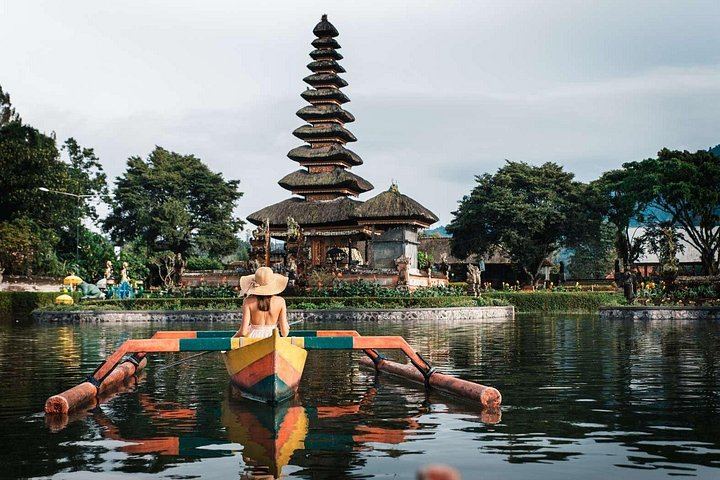Bratan Temple, Handara Gate, Twin Lakes Viewpoint and Banyumala Waterfall Day Tour (3/9)