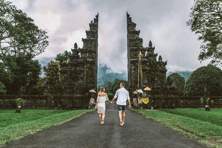 Bratan Temple, Handara Gate, Twin Lakes Viewpoint and Banyumala Waterfall Day Tour (5/9)