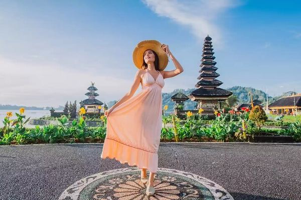 Bratan Temple, Handara Gate, Twin Lakes Viewpoint and Banyumala Waterfall Day Tour