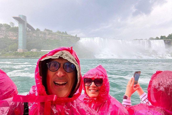 Airlink Tours Niagara Falls Coach Day Trip: Boat Cruise, Behind the Falls and Skylon (6/10)