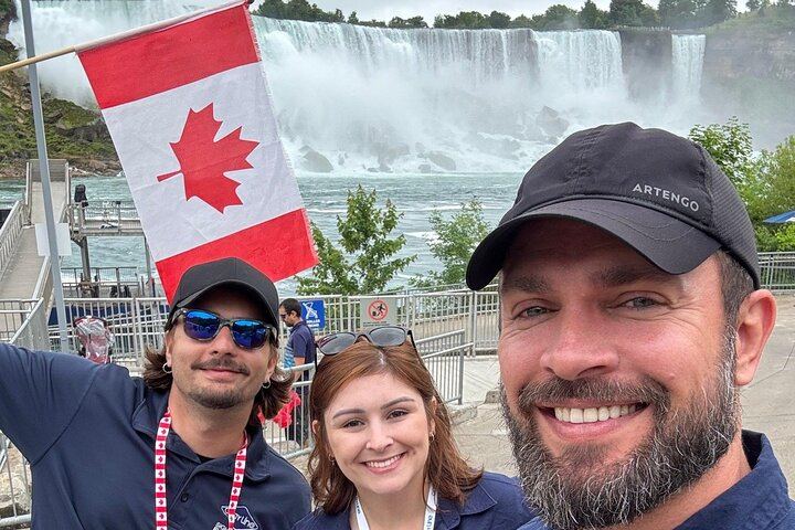 Oakes Garden and Niagara Parkway Guided Walk from Casino Niagara, Optional Boat Cruise (2/9)