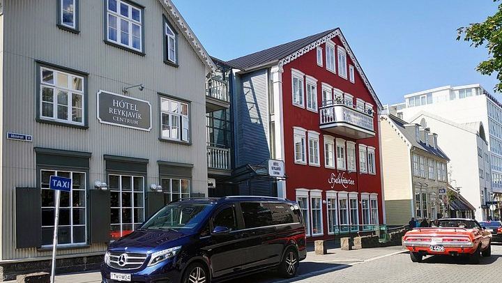 Private Guided South Coast Tour: Jokulsarlon, Diamond Beach, Dyrholaey and Vik Church View (3/10)