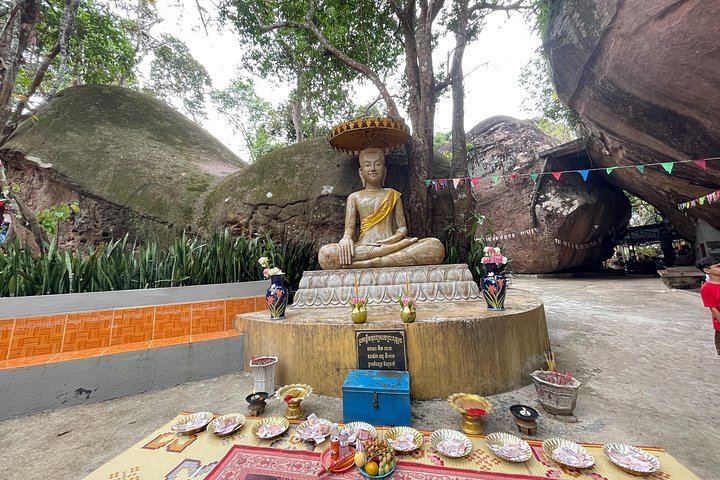 Phnom Kulen Waterfall and 1000 Lingas Day Tour with Snacks, Fresh Fruit and Village Stop (3/12)