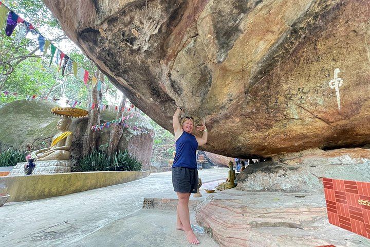 Phnom Kulen Waterfall and 1000 Lingas Day Tour with Snacks, Fresh Fruit and Village Stop (6/12)