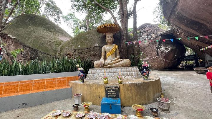 Phnom Kulen Waterfall and 1000 Lingas Day Tour with Snacks, Fresh Fruit and Village Stop (3/12)