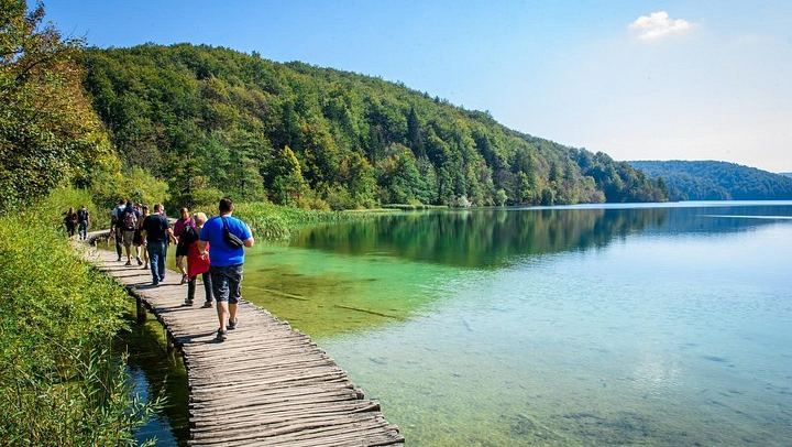 Plitvice Lakes Four-Hour Guided Park Tour with Boat and Train from Zagreb (1/8)