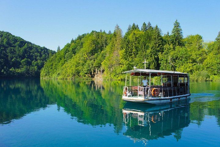 Plitvice Lakes Four-Hour Guided Park Tour with Boat and Train from Zagreb (3/8)