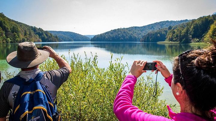 Plitvice Lakes Four-Hour Guided Park Tour with Boat and Train from Zagreb (2/8)