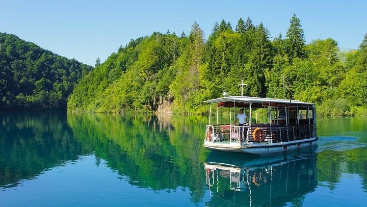 Plitvice Lakes Four-Hour Guided Park Tour with Boat and Train from Zagreb (3/8)
