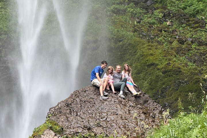 Sunset Waterfall Shuttle: Multnomah Falls and Vista House at Dusk, Small Group (4/12)
