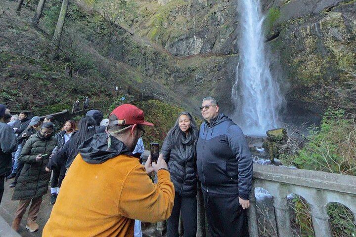 Sunset Waterfall Shuttle: Multnomah Falls and Vista House at Dusk, Small Group (5/12)