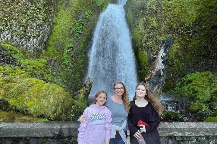 Sunset Waterfall Shuttle: Multnomah Falls and Vista House at Dusk, Small Group (11/12)