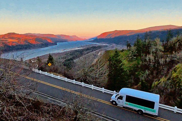 Small-Group Waterfall Shuttle from Portland Hotels: Five Falls and Vista House (3/12)