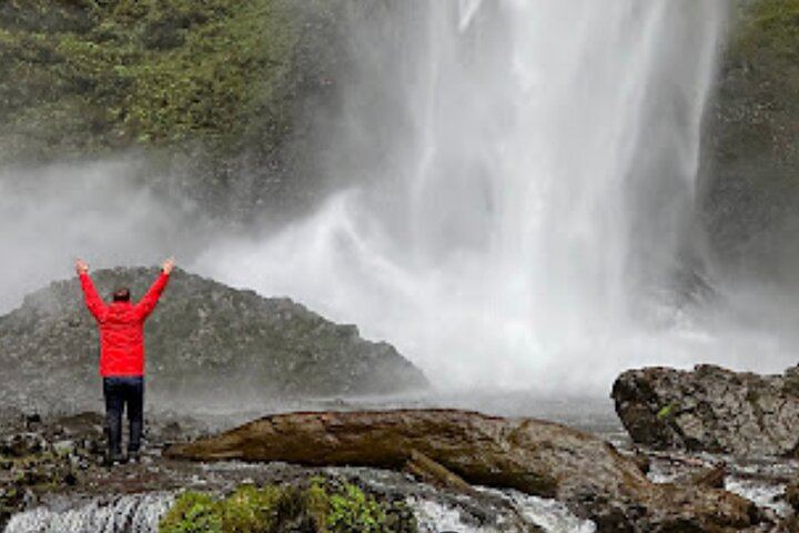 Small-Group Waterfall Shuttle from Portland Hotels: Five Falls and Vista House (10/12)