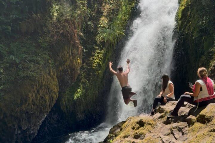 Small-Group Waterfall Shuttle from Portland Hotels: Five Falls and Vista House (5/12)