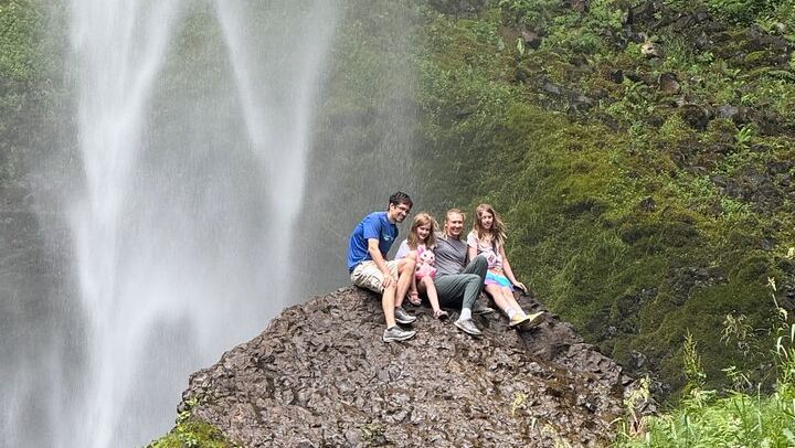 Sunset Waterfall Shuttle: Multnomah Falls and Vista House at Dusk, Small Group (4/12)