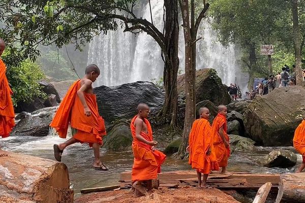 Private 2-Day Phnom Kulen Waterfall, Kampong Phluk and Angkor Sunrise Tour with Guide