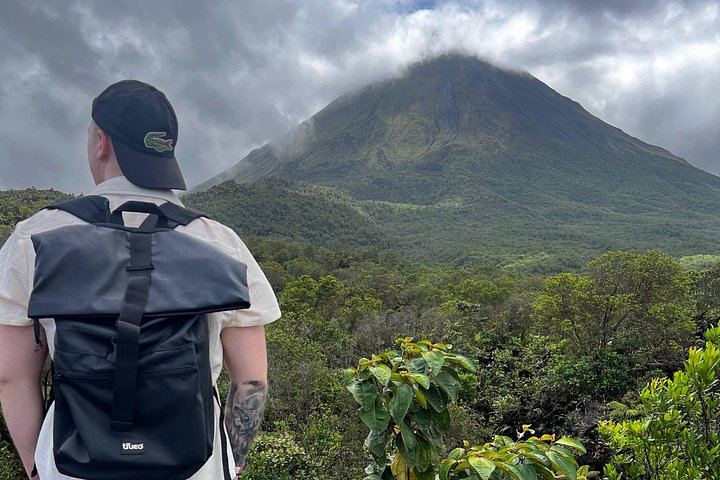Private Mistico Bridges, Arenal 1968 Lava Trails, Rio Fortuna Waterfall and Hot Springs (12/12)