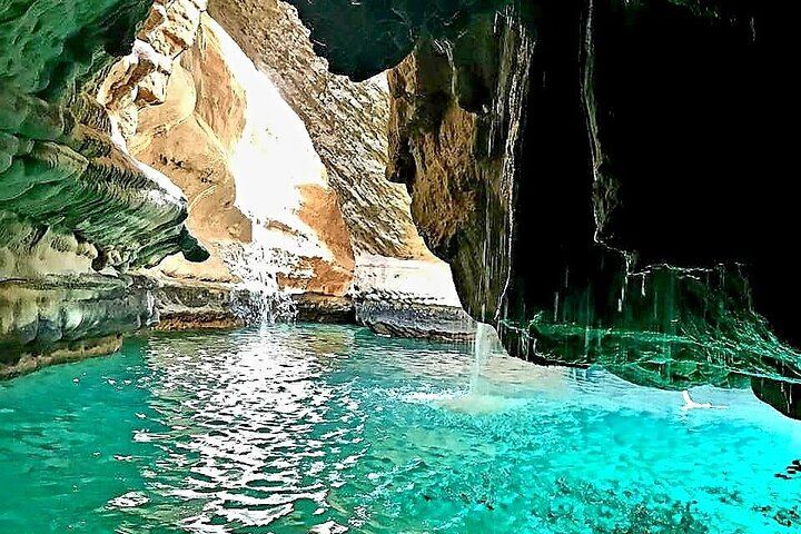 Private 4WD Day Trip from Muscat to Wadi Shab, Bimmah Sinkhole and Fins Beach (1/6)