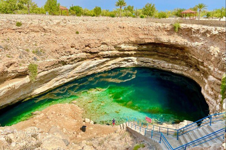 Private 4WD Day Trip from Muscat to Wadi Shab, Bimmah Sinkhole and Fins Beach (2/6)