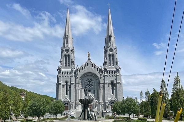 Private Half-Day Montmorency Falls and Sainte-Anne-de-Beaupré Trip in a Luxury Vehicle