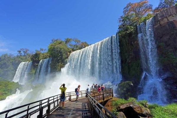 Private 2-Day Iguazu Falls Tour from Foz do Iguacu, Argentina First, Licensed Vehicle
