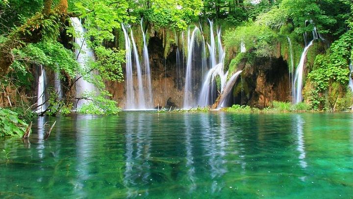 Private Plitvice Lakes Day Trip from Zagreb with Guide, Electric Boat and Train (4/5)