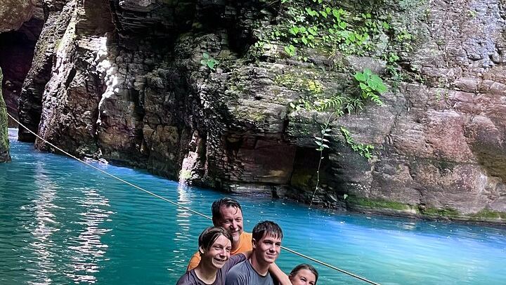Private La Leona Waterfall Tour with Hotel Transportation, Lunch and Water (4/12)