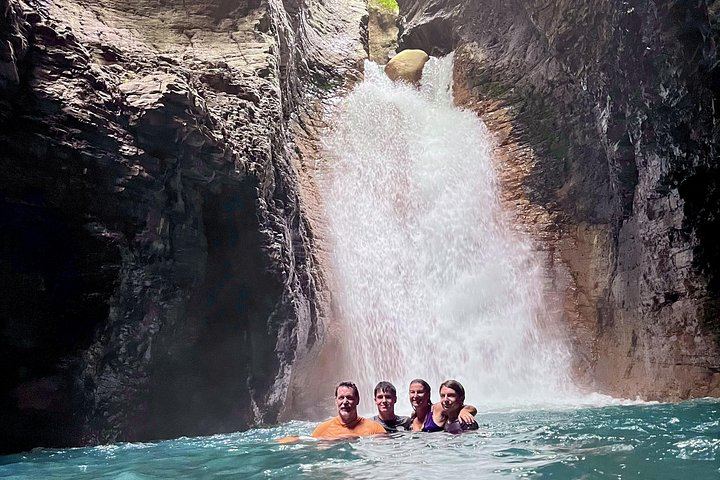Private La Leona Waterfall Tour with Hotel Transportation, Lunch and Water (5/12)
