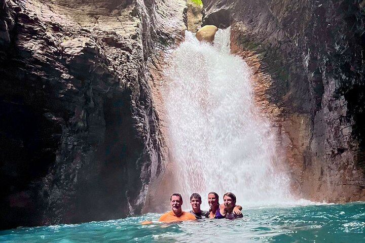 Private La Leona Waterfall Tour with Hotel Transportation, Lunch and Water (10/12)