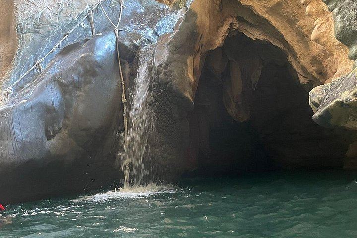 Private Wadi Shab Adventure with Restaurant Lunch Stop, Sinkhole and White Sand Beach (10/12)