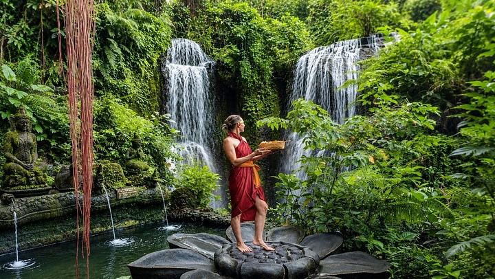 Beji Griya Waterfall Holy Bath Ceremony Near Ubud With Guide and Hotel Pickup (4/12)
