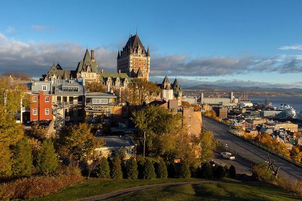 One-Day Tour from Montreal: Old Quebec Fortifications and Montmorency Falls by Bus