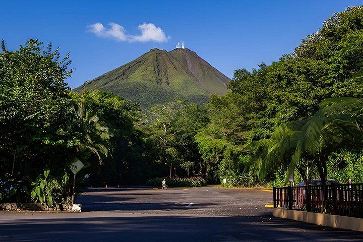 Pure Trek Waterfall Rappel plus Club Rio Activities and Hot Springs, La Fortuna (3/6)