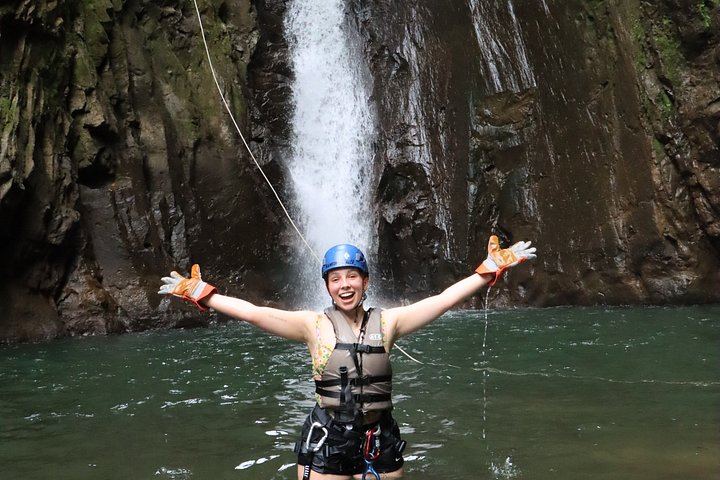 Pure Trek Waterfall Rappel plus Club Rio Activities and Hot Springs, La Fortuna (5/6)