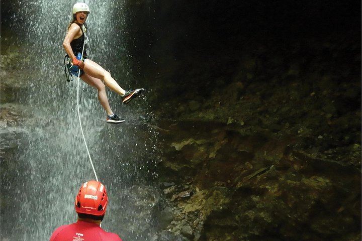 Pure Trek Waterfall Rappel plus Club Rio Activities and Hot Springs, La Fortuna (2/6)