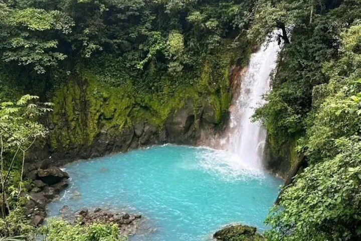 Rio Celeste Combo: Tubing, Blue Waterfall Hike and Wildlife with Lunch (11/12)