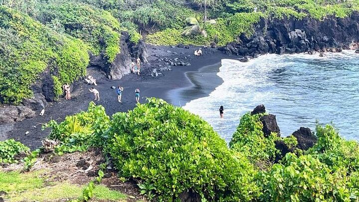 Road to Hana Tour: Wai'anapanapa Black Sand Beach, Ho'okipa Turtles and Banana Bread (3/12)