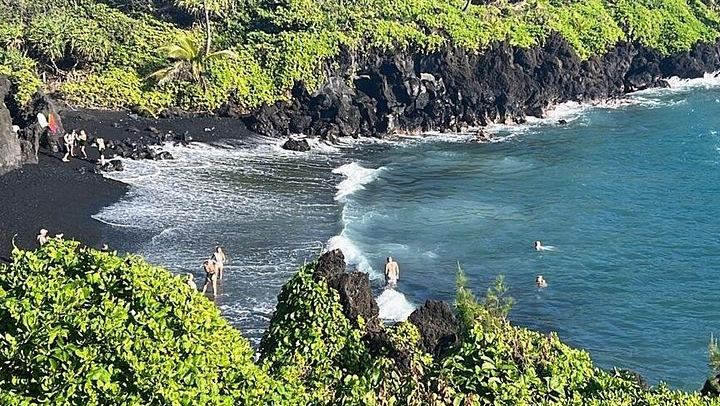 Road to Hana Tour: Wai'anapanapa Black Sand Beach, Ho'okipa Turtles and Banana Bread (1/12)