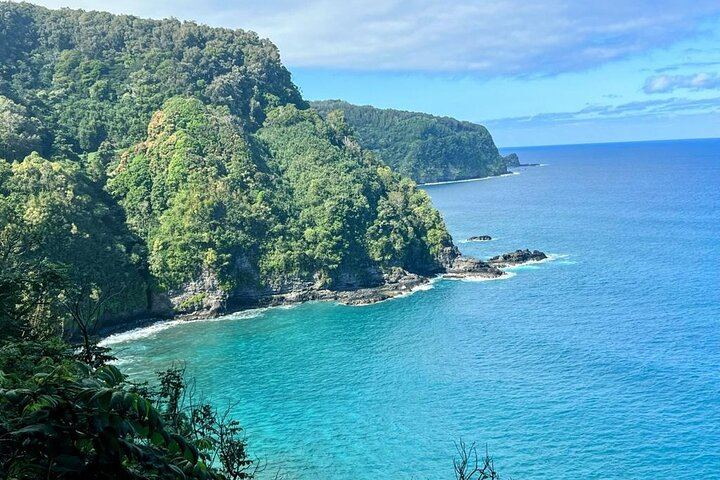 Road to Hana Tour: Wai'anapanapa Black Sand Beach, Ho'okipa Turtles and Banana Bread (6/12)