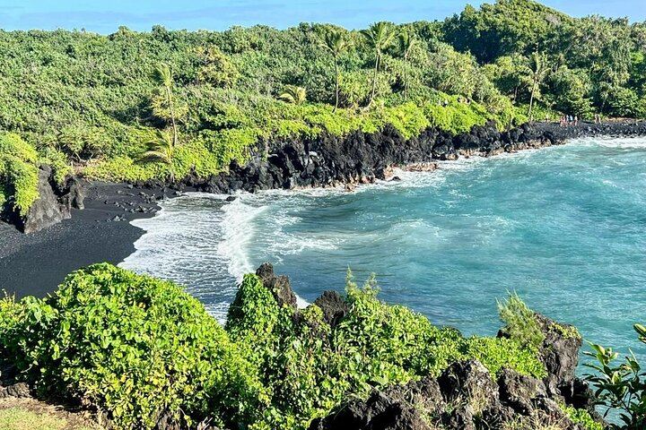Road to Hana Tour: Wai'anapanapa Black Sand Beach, Ho'okipa Turtles and Banana Bread (12/12)