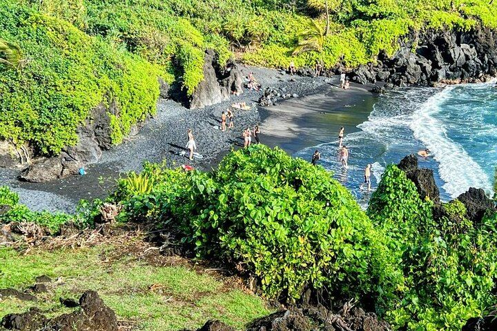 Road to Hana Tour: Wai'anapanapa Black Sand Beach, Ho'okipa Turtles and Banana Bread (11/12)