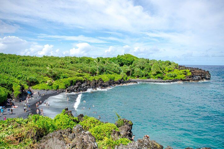 Road to Hana Tour: Wai'anapanapa Black Sand Beach, Ho'okipa Turtles and Banana Bread (10/12)