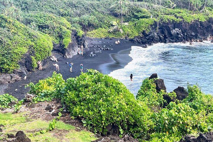 Road to Hana Tour: Wai'anapanapa Black Sand Beach, Ho'okipa Turtles and Banana Bread (3/12)