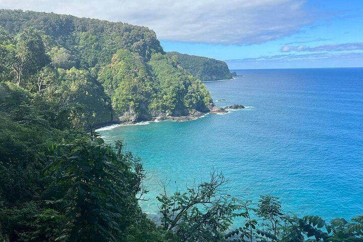 Road to Hana Tour: Wai'anapanapa Black Sand Beach, Ho'okipa Turtles and Banana Bread (4/12)