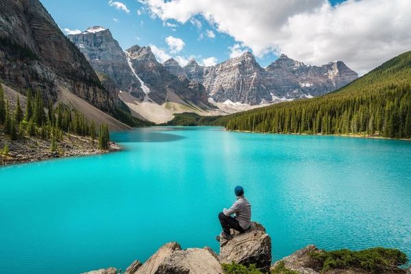 Summer Small-Group Rockies Tour from Calgary: Moraine Lake, Lake Louise, Takakkaw Falls