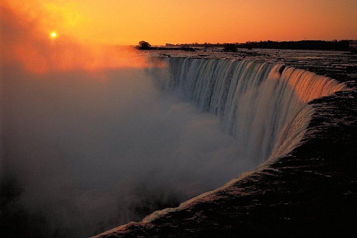 Niagara Falls Festival of Lights Evening Tour from Toronto with Maple Tasting (12/12)