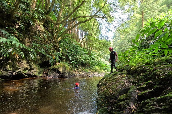 Waterfall Climbing without Ropes in Lomba de Sao Pedro, 3-Hour Small Group (9/11)